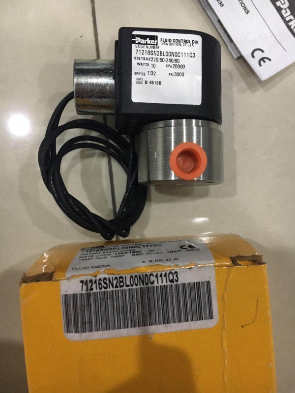 新款71216SN2BL00N0H111C2派克两位三通电磁阀