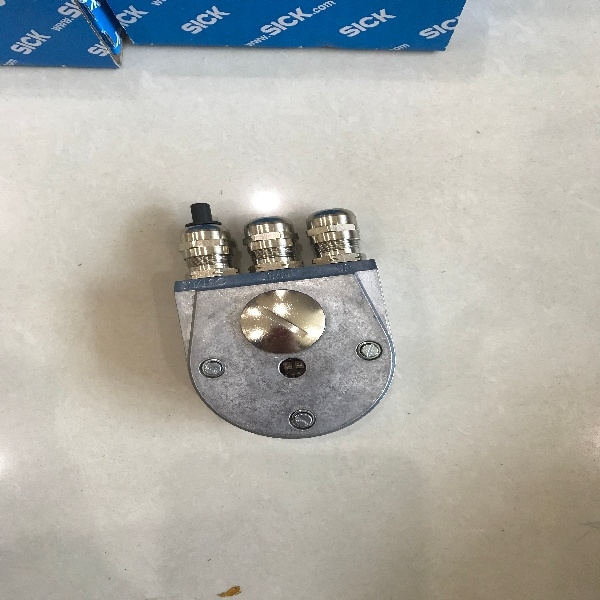 SICK镜反射式光电传感器GL10-P1212